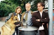 Diesmal müssen Marc (Alexander Pschill, r.), Niki (Elke Winkens, l.), Kunz (Martin Weinek, M.) und Rex in einem reichlich ungewöhnlichen Fall ermitteln: Eduard Ettrich, Präsident eines Taubenzüchterverbandes, wurde von seiner mit einer Briefbombe präparierten Lieblingstaube Elli in den Tod gerissen ...