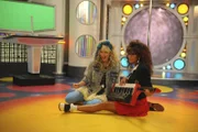 Vor Jahren spielte Robin (Cobie Smulders, l.) gemeinsam mit ihrer Freundin Jessica (Nicole Scherzinger, r.) im kanadischen Fernsehen, ein Duo namens "Space Teens", das im Weltraum mit Hilfe von Mathematik Kriminalfälle löst ...