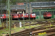 Ein Blick in das Bahnbetriebswerk. Es stehen noch Loks der Baureihe 110 und einige ehemalige DR Loks der Baureihe 143 herum.
