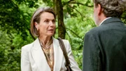 Victoria (Caroline Schreiber, l.) bittet Gunter (Hermann Toelcke, r.) ihr bei der Aufnahme in den Gentlemen's Club zu helfen.
