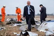 Ermittler (gespielt von Von Flores und James Chung) begutachten das Wrack von China-Airlines-Flug 140, während Bergungsarbeiter (gespielt von Schauspielern im Hintergrund) Trümmer bergen.