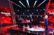 Moderatorin Esther Sedlaczek (r.) mit den Kandidat:innen des Teams "Melodie": Michael Holm (l.) und Katja Ebstein (2.v.l.), sowie dem Quizexperten Thorsten Zirkel (M.) .