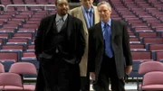 Detective Green (Jesse L. Martin, l.) und Briscoe (Jerry Orbach, hinten) befragen ein Mitglied des Basketballverbandes (Richard Bekins, r.) nach dem Verdächtigen.