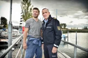 Tödlicher Hass auf den Nachbarn: Paul Schott (Tim Wilde, r.) verhört Sepp Romberg (Hans-Caspar Gattiker, l.), auch er hat ein Mordmotiv.