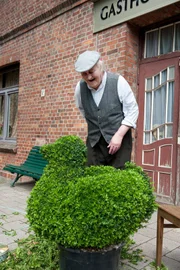 Was für ein Kunstwerk, der Erlentrillich ist fertig, Onkel Krischan (Hans Kahlert) hat’s geschafft.