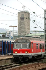 Der Hauptbahnhof vom Stellwerksgebäude aus gesehen. Damals endeten die Kopfgleise noch direkt an der Haupthalle des Bahnhofs.