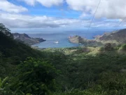 Die Aussicht von Nuku Hiva (Französisch-Polynesien) auf die Bucht und das Meer mit Blick auf die Grand Lady.