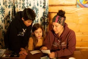 Sonta Roach zeigt ihren Kindern, Ryder und Emry, Familienfotos. (National Geographic/Chris Kitchen)