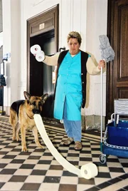 Rex versucht vergeblich, der Putzfrau (Stefanie Werger) zu helfen.