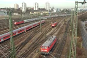 Der Blick vom Stellwerk auf das Gleisvorfeld des Bahnhofs. Die Dieselloks der Baureihe 218 werden nach wie vor für die Züge auf der Südbahn nach Friedrichshafen und Lindau eingesetzt.