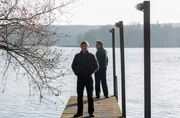 Martin (Florian Lukas, l.) hat seinem Vater Hans (Uwe Kockisch, r.) erzählt, dass es Falk war, der seine Tochter Anna gegen ein totes Baby vertauschen ließ.
