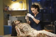 Dr. Peyton Driscoll (Claire Forlani) untersucht die mumifizierte Leiche einer jungen Frau, die seit drei Wochen vermisst wurde.