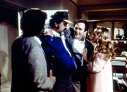 (v.l.n.r.) Jonathan (Michael Landon) und Mark (Victor French) bringen den betrunkenen Kriegsveteranen Joe Mason (James Stacy) zu seiner Frau Kathy (Anne Curry) zurück.