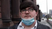 Nachdem Pascal online Handys gekauft und nicht bezahlt hat, muss er sich vor Gericht wegen Betrugs verantworten.