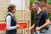 Maxi (Katharina Scheuba, l.) bittet Yannik (Jo Weil, r.) um einen Gefallen bezüglich Larissa.