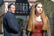 Eifersüchtig: Lotte Ewald (Anne Sophie Triesch, r.) hat Stress mit ihrem Freund Lennard Krause (Richard Kreutz, l.), der ungeniert mit ihrer älteren Schwester flirtet.