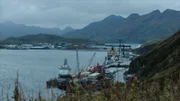 Der Hafen von Dutch Harbor ist vom Ulakta Drive im Norden der Insel aus zu sehen, mit dem Flughafen und der Nateekin Bay im Hintergrund im Süden der Insel.