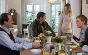 ARD HEITER BIS TÖDLICH - MORDEN IM NORDEN, II. Staffel der Krimiserie am Vorabend mit 16 neuen Folgen, Folge 32 "Das letzte Lachen" am Dienstag (16.07.13) um 18.50 Uhr im Ersten. Beim Verhör von Familie Wernicke fällt Finn Kiesewetter das unangemessene Verhalten von Tochter Julia auf. Im Bild v.l.n.r. Michael Wernicke (Thomas Kügel), Finn Kiesewetter (Sven Martinek), Julia Wernicke (Leonie Landa), Susanne Wernicke ( Teresa Berlage).
