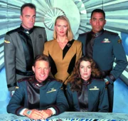 Das Team der Raumstation Babylon 5: Captain John Sheridan, Michael Garibaldi, Talia Winters, Dr. Stephen Franklin und Commander Susan Ivanova.