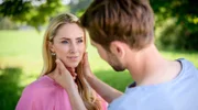 Larissa (Vivien Wulf, l.) ist optimistisch, als Henry (Elias Reichert, r.) sich zu einer Berührung hinreißen lässt.