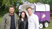Moderator George Clarke (l.) mit der 14 jährigen Fran (m.) vor ihrem umgebauten Pferdetransporter.