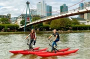 Tobias Kämmerer (li.) mit Burkhard Gnaß auf einem Waterbike.