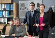 ARD HEITER BIS TÖDLICH - MORDEN IM NORDEN, II. Staffel der Krimiserie am Vorabend mit 16 neuen Folgen, Folge 32 "Das letzte Lachen" (Wh.), im Lübecker Hafen haben Angler einen toten Clown gefunden. Schröter (Veit Stübner, l.), Lars Englen (Ingo Naujoks, M.) und Elke Rasmussen (Tessa Mittelstaedt, r.) sind etwas ratlos im neuesten Fall.
