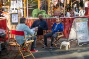 Ava (Hannah Einbinder. r.) und Marcus (Carl Clemons-Hopkins, M.) geben sich auf dem Jahrmarkt gegenüber einem Zeichner (Peter Holden, l.) als Paar aus – und erkennen dabei, wie viel sie tatsächlich gemeinsam haben.