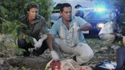 Wie von dem verletzten Zeugen beschrieben, wurde eine weibliche Leiche gefunden. Jim Longworth (Matt Passmore, l.) und Carlos Sanchez (Carlos Gomez) machen sich ein erstes Bild von dem Tatort und dem Opfer.