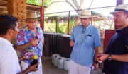 Von links: Kreuzfahrtdirektor Thomas Gleiß, F&B Manager Marc Hermes und Hotelmanager Andreas Vespermann besuchen eine Mezcal-Destillerie und verkosten Mezcal mit Santiago Cruz Gonzalez (links).