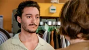 Elyas (Mehmet Daloğlu, l.) nimmt Victorias (Caroline Schreiber, r.) Geld, möchte aber für die Rückzahlung zur Sicherheit einen Vertrag abschließen.