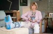 Charlotte (Ursela Monn) ist zwar weniger begeistert, dass sie durch ihren Beinbruch viel sitzen muss, freut sich aber über die kurzweilige Zeit mit der neuen Haushaltshilfe Maria.