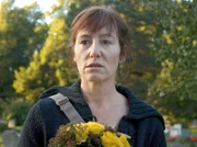 Die verzweifelte Mutter (Ulrike Krumbiegel) steht vor dem leeren Grab ihres Sohnes.