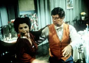 An ihrem fünften Hochzeitstag fordert Ike (Joe Conley, r.) überraschend seine Frau Corabeth (Ronnie Claire Edwards, l.) zum Tango auf.
