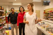 Pauline Hobrecht (Agnes Decker, M.) und David Grünbaum (Omar El-Saeidi) befragen als erstes die Chefin des Supermarkts Marie Rossow (Anne Roemeth, r). Sie ist erschüttert und kann sich nicht erklären, wer ihre Mitarbeiterin umgebracht haben soll.