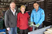 Trödelexperte Mauro Corradino (re.) mit Klaus und dessen Lebensgefährtin Yvonne