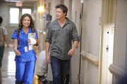 Callie (Kiele Sanchez) bringt Jim (Matt Passmore) im Krankenhaus zu Carlos, der bei der Explosion am Tatort leicht verletzt wurde.