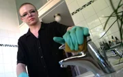 Elia lebt genderfluid. Den ganzen Tag Wohnungen zu reinigen ist ein Knochenjob.