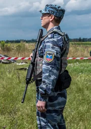 Brantford, Ontario - Ein DPR-Soldat (gespielt von Nicolas Rhind) untersucht die Absturzstelle von Malaysian Airlines-Flug 17.