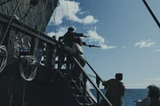 REENACTMENT - Piraten zielen mit ihren Kanonen vom Schiff. (Credit: Dan Sharp/Dash Pictures)