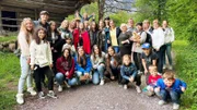 Sheila (hinter, 5. von links) und Serhii (3. von links) Novytskyi mit den ukrainischen Flüchtlingen im Freilichtmuseum Ballenberg.