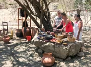 Die Freundinnen Jasmin und Desiree aus Landshut besuchen eine einheimische, zapotekische Familie in Huatulco (Mexiko), die eine Teppichweberei betreibt.
