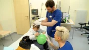 Doc Caro und Neofytos Ioannidis mit Patient Noah.