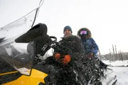 Chris und Jessi Morse fahren mit ihrem Schneemobil durch die Wälder. (National Geographic/Patrick Henderson)