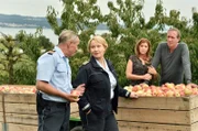 Nele (Floriane Daniel, r.) und ihr neuer Kollege Paul Schott (Tim Wilde, l.) ermitteln auf der Streuobstplantage von Vera (Fiona Coors, im HG l.) und Fred Romberg (Jochen Nickel, im HG r.).
