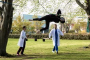 Theresas Verdacht bestätigt sich; Felix leidet an Panikattacken - er wird bald Vater. V.l.n.r. Theresa Koshka (Katharina Nesytowa), Dr. Matteo Moreau (Mike Adler), Felix Weissner (Stunt Double, auf dem Seil)
