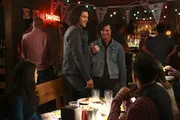 Wie wird Axl (Charlie McDermott, r.) reagieren, wenn er erfährt, dass Sue und Brad Lexie mit dem attraktiven Chester (Trent Garrett, l.) verkuppeln wollen?