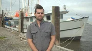 Marcus Lochrico, Kapitän des Fischereifahrzeugs Saucy Wench, vor dem Schiff in Port Fouchon, Louisiana.