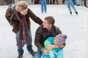Katja und Martin (Florian Lukas, M.) eilen Anna (Hedda Erlebach, r.) zu Hilfe, die beim Schlittschuhlaufen gestürzt ist.