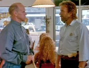 Walker (Chuck Norris) und Trivette sind auf einer Gefangenenüberführung und haben in Adelaide Zwischenstop gemacht. Der örtliche Sherriff Langley (Geoffrey Lewis, li.) führt ein strenges Regiment in der Stadt und da ist es kein Wunder, dass die beiden Gesetzeshüter an einander geraten...